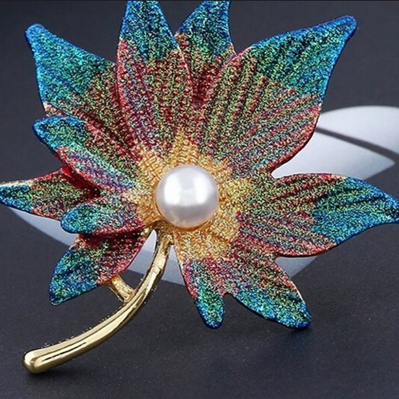 Retro high-end, multicolor maple leaf brooch with pearl and gold trim. - Picture 1 of 8